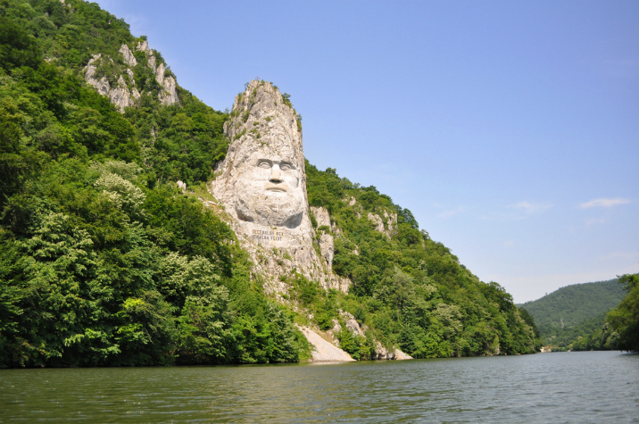 Cea mai mare sculptura in piatra din Europa - Capul Regelui dac Decebal - Cazanele Dunarii